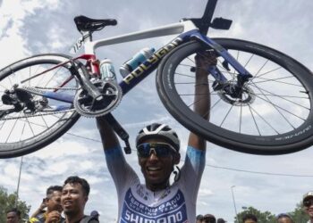 Pelumba pasukan Terengganu Cycling Team (TSG), Muhammad Nur Aiman Rosli menjulang basikalua selepas menamatkan saingan di tempat kedua dalam perlumbaan peringkat ketujuh Le Tour de Langkawi (LTdL) 2025 dari Melaka ke Medini. - UTUSAN/ MUHAMAD IQBAL ROSLI
