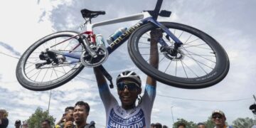 Pelumba pasukan Terengganu Cycling Team (TSG), Muhammad Nur Aiman Rosli menjulang basikalua selepas menamatkan saingan di tempat kedua dalam perlumbaan peringkat ketujuh Le Tour de Langkawi (LTdL) 2025 dari Melaka ke Medini. - UTUSAN/ MUHAMAD IQBAL ROSLI