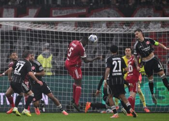 PERTAHANAN Liverpool, Ibrahima Konate (tengah) menanduk gol ketiga buat The Reds dalam aksi Liga Juara-Juara menentang Eintracht Frankfurt di Stadium Frankfurt.-AFP