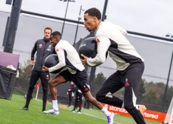 Pemain Liverpool menjalani latihan di pusat latihan Anfield sebagai persiapan menentang Manchester United dalam pertembungan Liga Perdana Inggeris, hari ini. - FB LIVERPOOL
