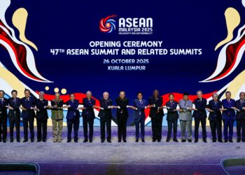 PERDANA Menteri, Datuk Seri Anwar Ibrahim bergambar bersama pemimpin-pemimpin negara ASEAN serta pemimpin rakan dialog pada
Majlis Perasmian Pembukaan Sidang Kemuncak ASEAN ke-47, di Pusat Konvensyen Kuala Lumpur, semalam. – UTUSAN/SHIDDIEQIIN ZON
