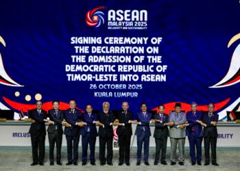 ANWAR Ibrahim (tengah) bersama pemimpin negara ASEAN pada Majlis Majlis Menandatangani Deklarasi Penyertaan Timor-Leste ke dalam ASEAN pada Sidang Kemuncak ASEAN ke-47 di Pusat Konvensyen Kuala Lumpur (KLCC).-UTUSAN/ISKANDAR ISHAK