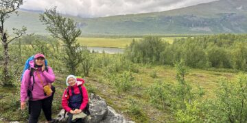 Nurul Syazana Hanapi (kiri) ditemani ibu saudaranya, Sabrina Yahaya semasa di Sweden pada 2023.