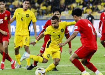 Faisal Halim cuba menggelecek pemain Laos dalam aksi kelayakan Piala Asia 2027 di Stadium Nasional Bukit Jalil, kelmarin. - UTUSAN/SHIDDIEQIIN ZON
