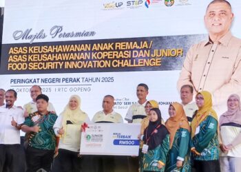 SAARANI Mohamad (tengah) menyampaikan cek kepada pemenang pada Majlis Perasmian  Asas Keusahawanan Anak Remaja (Akar), Asas Keusahawanan Koperasi (Aksi) dan Junior Food Security Innovation Challenge (JSINC) Peringkat Negeri Perak 2025 di RTC Gopeng hari ini. - UTUSAN