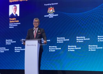 MENTERI Pelaburan, Perdagangan dan Industri, Datuk Seri Tengku Zafrul Abdul Aziz, ketika berucap pada majlis penutup Sidang Kemuncak Perniagaan Bloomberg di ASEAN yang diadakan sempena Sidang Kemuncak ASEAN 2025 di Pusat Konvensyen Kuala Lumpur (KLCC), semalam.