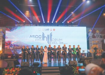 TIONG King Sing (tujuh dari kiri) menyempurnakan Majlis Perasmian ASEAN Socio-Cultural Community (ASCC) High-Level Forum 2025 dengan kehadiran para menteri dan wakil yang bertanggungjawab kepada Komuniti Sosio-Budaya negara anggota ASEAN.