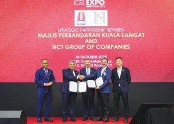 NG Sze Han (tengah) menyaksikan Perjanjian Strategik Majlis Perbandaran Kuala Langat (MPKL), Mohd. Hasry Nor Mohd. (dua dari kiri) dan Pengarah Eksekutif NCT Group, Datuk Joe Yap Fook Choy sempena Ekspo Pelaburan dan Taman Industri Selangor ke-5 (SPARK) 2025 di KLCC, semalam.
