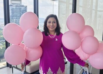 Mahani Kassim (kanan) merupakan pejuang kanser payudara merangkap Presiden Pink Unity.