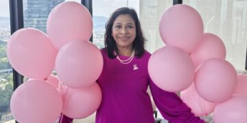 Mahani Kassim (kanan) merupakan pejuang kanser payudara merangkap Presiden Pink Unity.