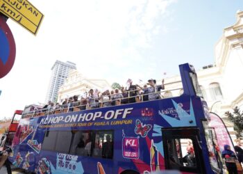 Maimunah Mohd. Sharif menaiki bas dua tingkat KL Hop-On Hop-Off versi baru diperkenalkan pada Majlis Pelancaran Calendar of Event 2026 (COE 2026) hari ini.