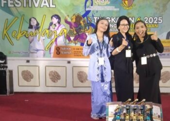 Imelda Jinawin (tengah) bergambar bersama Marycia Eligius (kiri) dan Velvet Fidora setelah muncul sebagai juara pertandingan nyanyian di Sungai Petani, Kedah, baru-baru ini