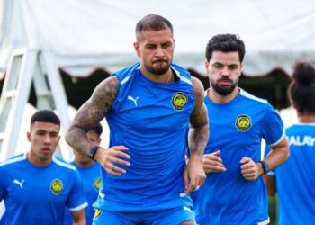 Pemain Harimau Malaya menjalani latihan di Vientiane, semalam sebagai persiapan menentang Laos dalam saingan Kelayakan Piala Asia 2027 malam ini. - IHSAN MALAYSIA NT