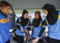 Atlet memanah recurve wanita negara (dari kiri) Joey Tan Xing Lei, Ariana Nur Dania Mohamad Zairidan dan Shaqiera Mashayikh melakukan rutin harian latihan di lapang sasar Majlis Sukan Negara (MSN), Nilai, Negeri Sembilan. - UTUSAN/FAISOL MUSTAFA
