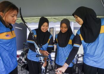 Atlet memanah recurve wanita negara (dari kiri) Joey Tan Xing Lei, Ariana Nur Dania Mohamad Zairidan dan Shaqiera Mashayikh melakukan rutin harian latihan di lapang sasar Majlis Sukan Negara (MSN), Nilai, Negeri Sembilan. - UTUSAN/FAISOL MUSTAFA
