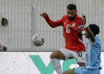 Penyerang Mesir, Mohamed Salah diasak pemain pertahanan Djibouti, Aboubaker Liban Abdi dalam aksi kelayakan Piala Dunia 2026 Zon Afrika di Casablanca, semalam. - AFP