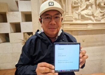 STEVE Bligh menunjukkan pembayaran secara atas talian sebanyak RM200 yang dibayar Datin kepadanya. - UTUSAN/AMRAN MULUP