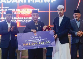 MOHD. Na’im Mokhtar menyampaikan anugerah Huffaz Terbaik kepoada Nazmuslim Nazlan pada Majlis Anugerah Kecemerlangan dan Inspirasi Pendidikan Madani MAIWP di Masjid Wilayah Persekutuan, Kuala Lumpur, semalam. – UTUSAN/SHIDDIEQIIN ZON