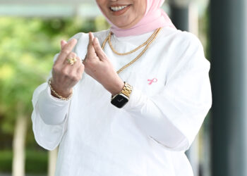 KUALA LUMPUR, 1 OKTOBER 2025 - Sesi fotografi bersama bekas pesakit kanser payudara, Salamiah Hassan pada program NIVEA Moment of CARE di Connexion Conference & Event Centre di sini, hari ini. GAMBAR: SYAKIR RADIN / PEMBERITA: SUHANA UTUSAN