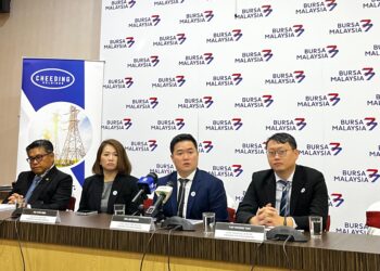Ng Lam Shein (dua dari kanan) ketika sidang media selepas penyenaraian Cheeding Holdings Berhad di Pasaran Ace Bursa Malaysia Securities Berhad di sini, semalam. UTUSAN/FAQIHAH FAUZI