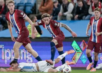 Tonggak tengah Norway, Patrick Berg (tengah) mengasak pemain Israel, Dan Biton dalam aksi kelayakan Piala Dunia 2026 di Oslo, semalam yang menyaksikan tuan rumah membelasah pasukan pelawat 5-0. - AFP