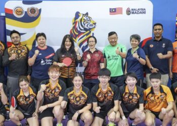 Ketua Kontinjen Negara ke Sukan SEA Thailand 2025, Nurul Huda Abdullah (berdiri, empat dari kiri) bersama skuad ping pong di  Gimnasium 3 Majlis Sukan Negara (MSN), Bukit Jalil, semalam. - UTUSAN/FARIZ RUSADIO