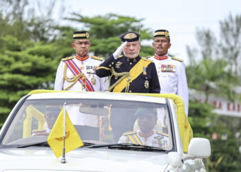 SULTAN Ibrahim berkenan memeriksa kawalan kehormat Istiadat Pertukaran Panji Yang di-Pertuan Agong di Dataran Panglima Tentera Darat, Kem Perdana Sungai Besi, Kuala Lumpur. - UTUSAN/AMIR KHALID