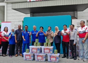 JUAN Aranols (enam, kiri); Tunku Puteri Intan Safinaz (tujuh, kiri) dan Aminurrahim Mohamed (lima, kiri) di majlis penyampaian sumbangan pek makanan dii Ibu pejabat PBSM, Kuala Lumpur, hari ini.