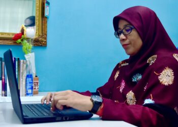 PIHAK kerajaan harus tampil turun ke padang serta mendengar luahan perasaan para pelajar serta ahli akademik.