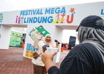 FESTIVAL Mega I Lindung U menjadi pusat sehenti bagi orang ramai mendapatkan maklumat mengenai program perlindungan sosial Perkeso serta pelbagai manfaat sepanjang tiga hari penganjurannya bermula hari ini di pekarangan Stadium Shah Alam, Selangor. – UTUSAN/AFIQ RAZALI