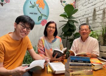 LIM Chuan Boon (kanan) bersama-sama Liau Lay San (tengah) dan Lee Hao Jie giat mempromosi sastera Mahua.