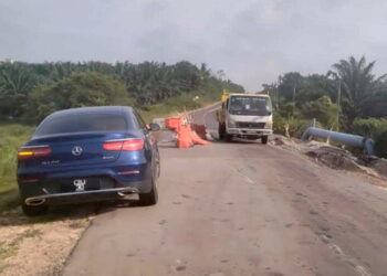 KEADAAN jalan runtuh di Felda Triang 1, Bera, Pahang yang tidak dibaiki mengundang rasa tidak selamat pengguna jalan raya.