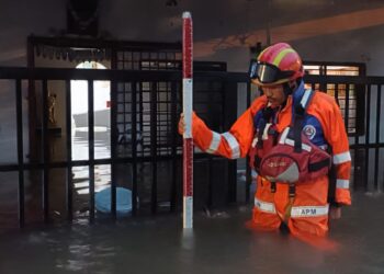 ANGGOTA APM Kubang Pasu memantau keadaan banjir yang melanda daerah Kubang Pasu, hari ini. - IHSAN APM KEDAH