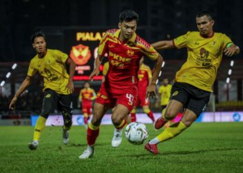 PEMAIN Selangor, Muhamad Syahir Bashah (tengah) dikawal ketat oleh Kapten Negeri Sembilan, Ahmad Khuzaimi Piee dalam perlawanan suku akhir kedua Piala FA 2025/2026 di Stadium Majlis Bandaraya Petaling Jaya (MBPJ), kelmarin yang berkesudahan Gergasi Merah tumpas 2-3, namun layak ke separuh akhir dengan agregat 6-3. Gambar: MUHAMAD IQBAL ROSLI