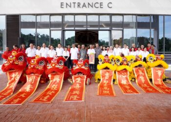 LEMBAGA pengarah dan pasukan pengurusan Sime Darby Property menyaksikan persembahan tarian singa sebagai sebahagian daripada sambutan pembukaan.