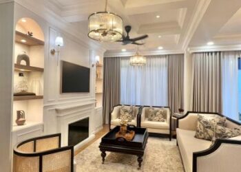 RONA cerah dan lembut pada ruang tamu percik gaya elegan.