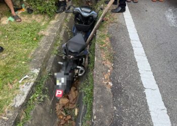 KEADAAN motosikal yang ditunggang mangsa selepas terbabas masuk ke dalam longkang di Jalan Sungai Udang-Tangga Batu di Sungai Udang, Melaka.