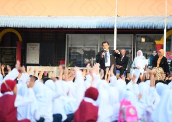 SEKOLAH mesti kembali menjadi medan membina insan berjiwa, bukan sekadar mengejar gred dan laporan. – GAMBAR HIASAN