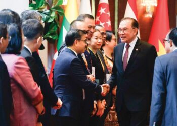 Anwar Ibrahim bersalaman dengan delegasi pada Persidangan ASEAN Kesediaan Perkhidmatan Awam di Sunway Hotel & Resorts, Petaling Jaya, semalam. – utusan/SHIDDIEQIIN ZON