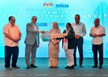 SHAMSUL AZRI Abu Bakar menyampaikan replika kunci rumah kepada Kalaivanee Samynadan sambil disaksikan oleh Wan Azizah Wan Ismail pada Majlis Serah Kunci Perumahan Penjawat Awam Malaysia (PPAM) di Residensi Amansuri, Kuala Lumpur, semalam.