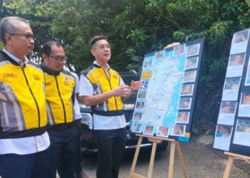 ZAIRIL Khir Johari (kanan) ketika meninjau Jalan Batu Ferringhi yang terlibat dengan projek pembaikan cerun di Pulau Pinang. - UTUSAN/SAFINA RAMLI