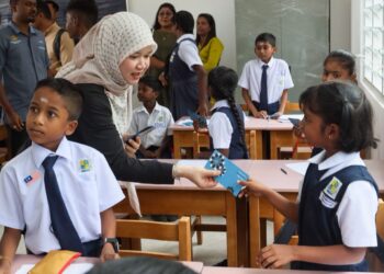 FADHLINA Sidek (kiri) menyampaikan sumbangan sempena perayaan Deepavali kepada salah seorang pelajar ketika meninjau SJKT Ladang Byram, Nibong Tebal, Pulau Pinang, hari ini. - UTUSAN/DANIAL SAAD