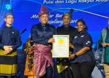 ZAMBRY Abdul Kadir (tengah) ketika menghadiri majlis perasmian Pulara 2025 di Lumut, Perak.