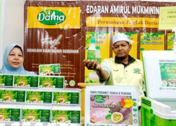 AMIRUL Hisyam Abdullah dan Husna Abdul Rahman menunjukkan produk berasaskan durian belanda yang mereka hasilkan ketika menyertai karnival Perak Agrofest 2025 di Ladang Infoternak Sungai Siput, Perak, baru-baru ini.