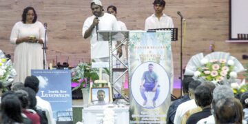 AHLI keluarga P. Pannir Selvam pada majlis penghormatan mendiang yang diadakan di Pusat Kemahiran Kanak-anak Yatim Vision Home di Ipoh, Perak hari ini. - UTUSAN/FADZIL ZAINOL