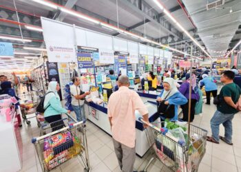Orang ramai mengambil peluang membeli barang keperluan menggunakan SARA di sebuah pasar raya di Teluk Intan, Perak, pada awal September lalu. – mingguan/AIN SAFRE BIDIN