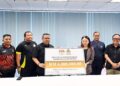 MENTERI Belia dan Sukan, Hannah Yeoh dan Presiden Persatuan Sepaktakraw Malaysia (PSM), Datuk Sumali Reduan memegang mock cheque dana pembinaan Akademi Sepak Takraw Malaysia .-IHSAN PSM