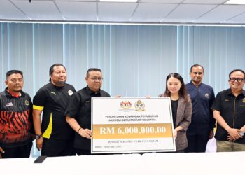 MENTERI Belia dan Sukan, Hannah Yeoh dan Presiden Persatuan Sepaktakraw Malaysia (PSM), Datuk Sumali Reduan memegang mock cheque dana pembinaan Akademi Sepak Takraw Malaysia .-IHSAN PSM