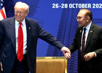 DONALD Trump memimpin tangan Anwar Ibrahim pada sela masa ketika mesyuarat dua hala sempena Sidang Kemuncak ASEAN Ke-47 di Kuala Lumpur. Sidang Kemuncak ASEAN ke-47 dan Sidang Kemuncak Berkaitan berlangsung dari 26 hingga 28 Oktober ini di bawah Kepengerusian ASEAN Malaysia 2025, bertemakan Keterangkuman dan Kemampanan. – AFP