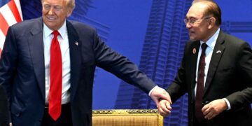 DONALD Trump memimpin tangan Anwar Ibrahim pada sela masa ketika mesyuarat dua hala sempena Sidang Kemuncak ASEAN Ke-47 di Kuala Lumpur. Sidang Kemuncak ASEAN ke-47 dan Sidang Kemuncak Berkaitan berlangsung dari 26 hingga 28 Oktober ini di bawah Kepengerusian ASEAN Malaysia 2025, bertemakan Keterangkuman dan Kemampanan. – AFP